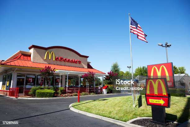 Foto de American Mcdonalds e mais fotos de stock de Placa de Drive Thru - Placa de Drive Thru, McDonalds, Exterior de Prédio