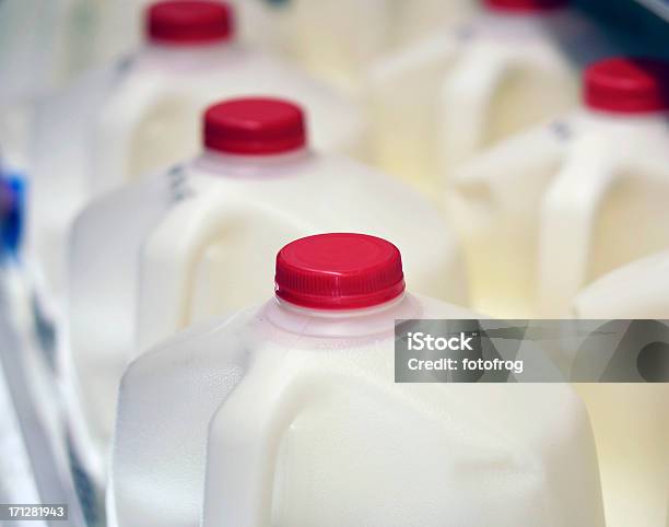 Молоко — стоковые фотографии и другие картинки Молоко - Молоко, Полка, Супермаркет