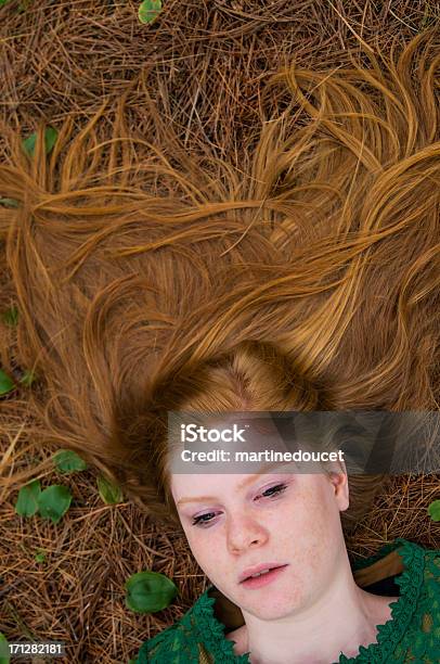 Natürliche Edlen Langen Roten Haaren Die Sich Auf Die Pine Needles Stockfoto und mehr Bilder von 14-15 Jahre