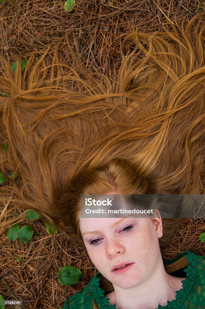 Ricche di naturale lungo rosso distribuite con aghi di pino. - Foto stock royalty-free di 14-15 anni