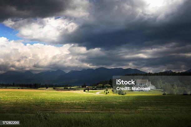 Big Sky Montana - モンタナ州のストックフォトや画像を多数ご用意 - モンタナ州, 牧畜場, 家の中