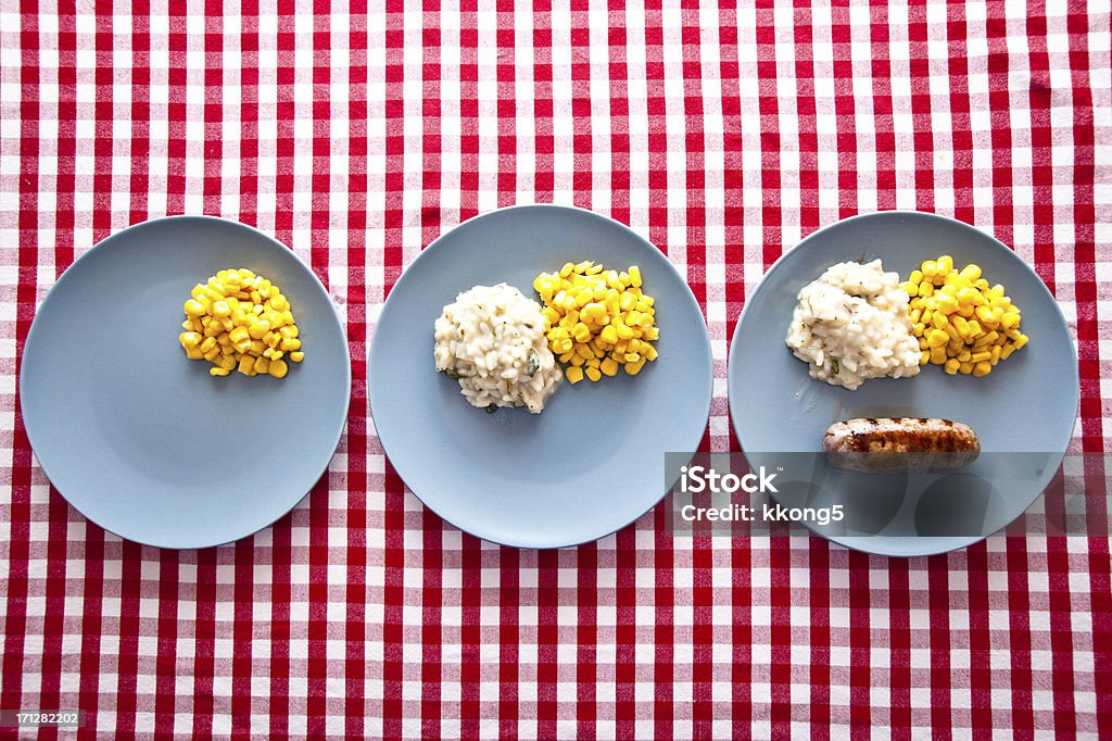 Schlichte Speisen: Drei moderne blaue Teller auf Kariertes Tischtuch - Lizenzfrei Risotto Stock-Foto