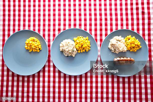 Schlichte Speisen Drei Moderne Blaue Teller Auf Kariertes Tischtuch Stockfoto und mehr Bilder von Risotto