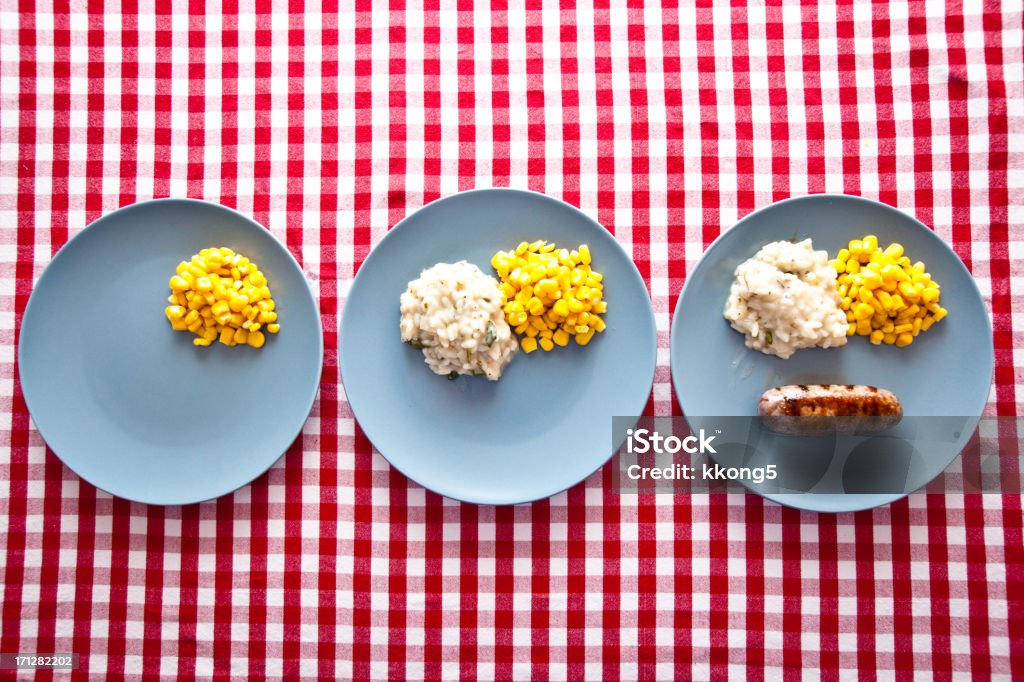 austere alimentos: Tres modernas placas con manteles de cuadros azules - Foto de stock de Imagen minimalista libre de derechos