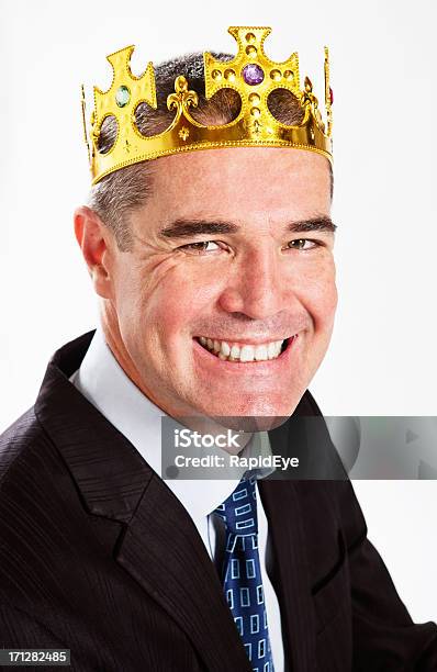 Foto de Chefão Sorridente Empresário Com Coroa Dourada e mais fotos de stock de 30 Anos - 30 Anos, Adulto, Adulto de idade mediana