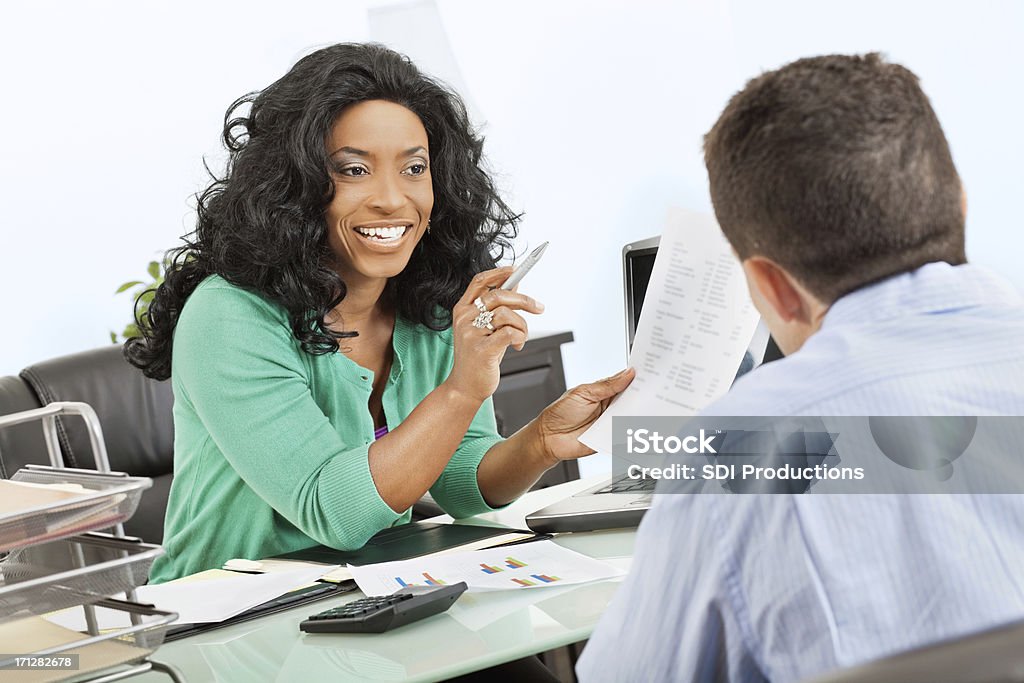 Professionelle Frau sprechen Sie mit Kollegen oder Kunden - Lizenzfrei Büro Stock-Foto