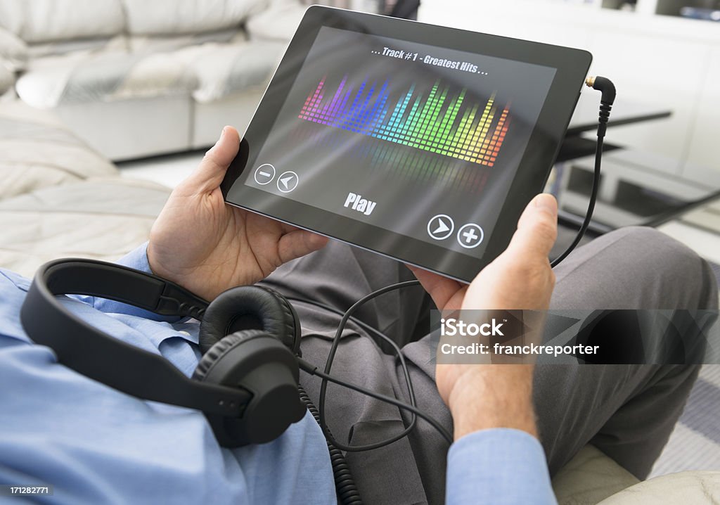 Homem ouvir música com um tablet digital - Royalty-free Barulho Foto de stock