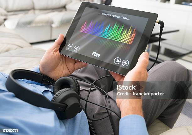 Homem Ouvir Música Com Um Tablet Digital - Fotografias de stock e mais imagens de Barulho - Barulho, Adulto, Auscultador - Equipamento Áudio