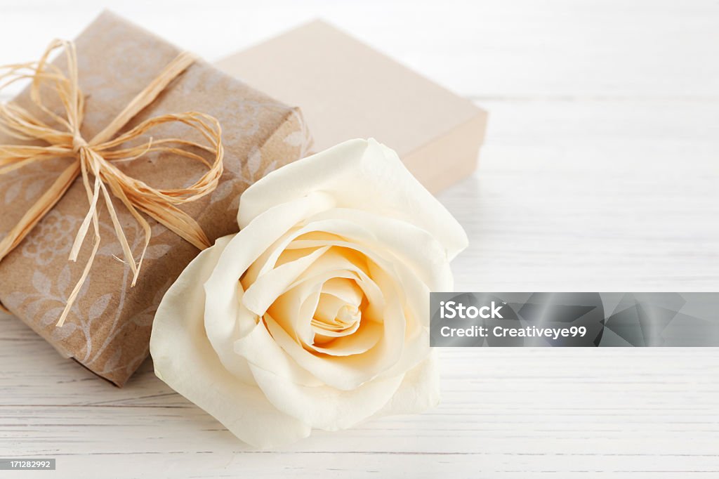 Scatola regalo rosa e bianco - Foto stock royalty-free di Anniversario