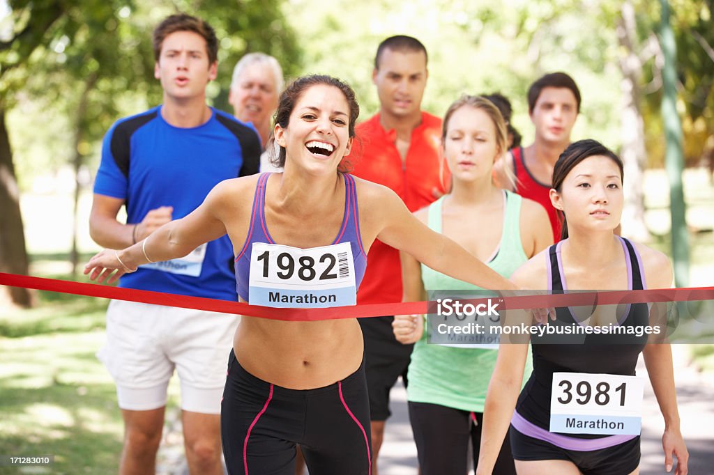 Mujer atleta galardonado maratón de carreras - Foto de stock de Línea de meta libre de derechos