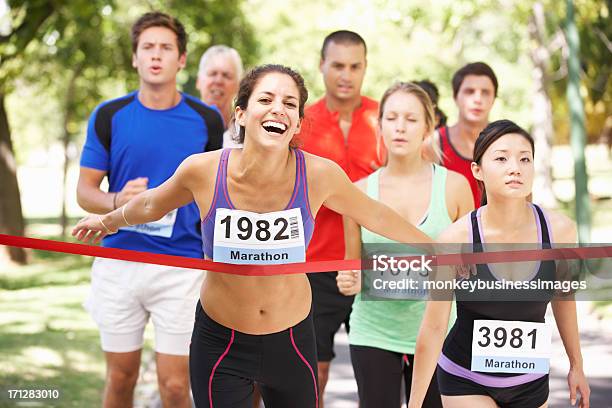 Atleta Femminile Maratona Vincente - Fotografie stock e altre immagini di Linea d'arrivo - Linea d'arrivo, Maratona, Correre