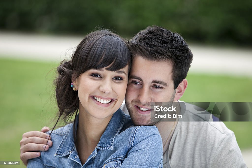 Junges Paar sitzen zusammen im Park, Lächeln - Lizenzfrei 20-24 Jahre Stock-Foto