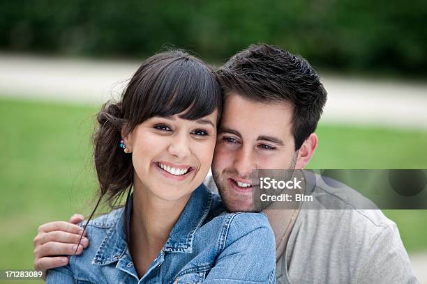 Junges Paar Sitzen Zusammen Im Park Lächeln Stockfoto und mehr Bilder von 20-24 Jahre - 20-24 Jahre, Angesicht zu Angesicht, Attraktive Frau