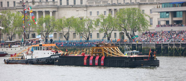 музыка herald баржа в queen's алмазный юбилей pageant реку - queen jubilee crowd london england стоковые фото и изображения