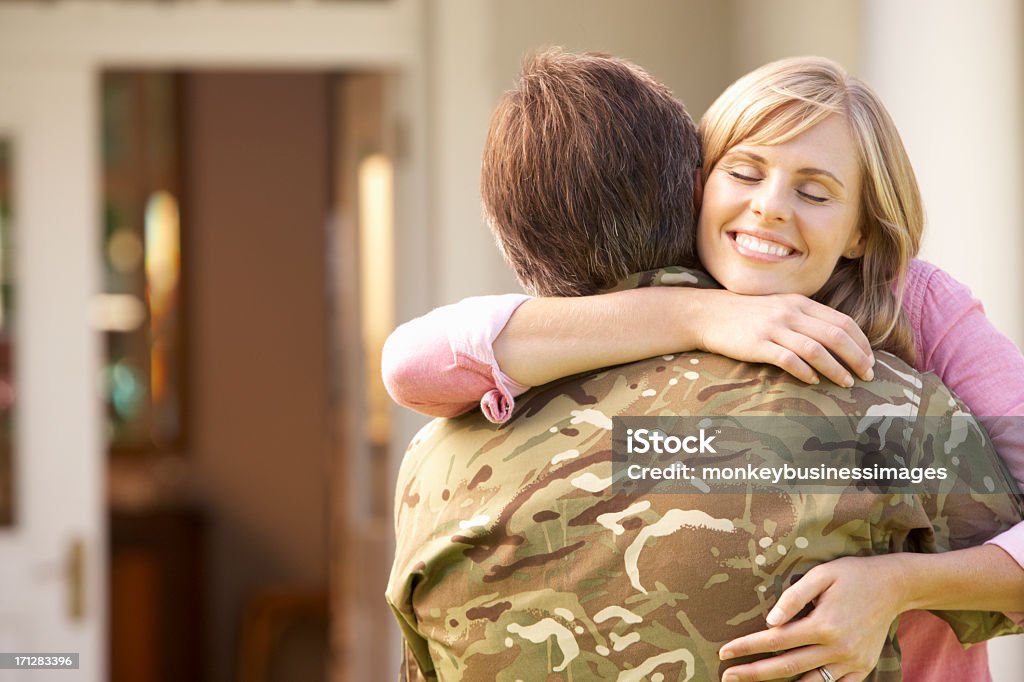 Soldier powrocie do domu i przyjęty przez małżonka - Zbiór zdjęć royalty-free (Mąż)