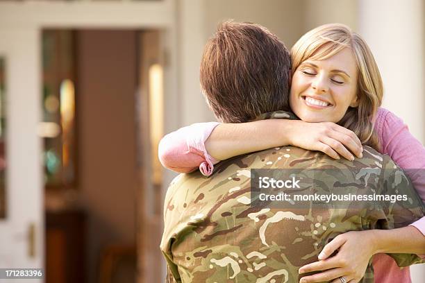 Soldier Powrocie Do Domu I Przyjęty Przez Małżonka - zdjęcia stockowe i więcej obrazów Mąż - Mąż, Żona, Para - Stosunki międzyludzkie