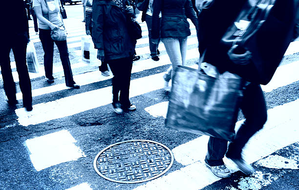 работников, нью-йорк - human foot walking business crowd стоковые фото и изображения