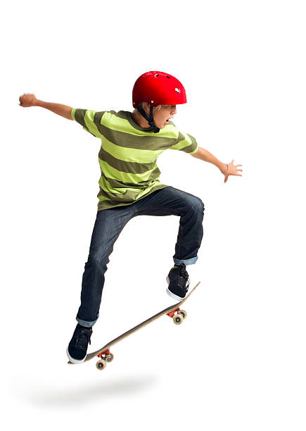 garçon faire du skate-board sur fond blanc - ollie photos et images de collection
