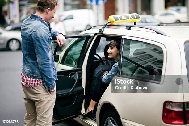 Jovem Casal Entrar A Taxi Cabina - Fotografias de stock e mais imagens de Táxi - Táxi, Entrar, Alemanha