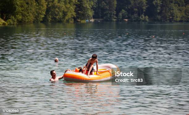 Menino Saltar Para O Lago - Fotografias de stock e mais imagens de Bote - Bote, Adulto, Ao Ar Livre