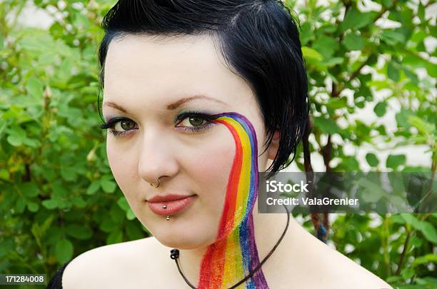 Junge Frau Mit Bunten Makeup Im Garten Stockfoto und mehr Bilder von Piercing - Piercing, Pride - LGBTQI-Veranstaltung, Stolz