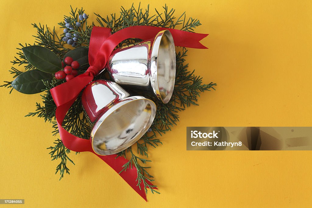 Campanas de Navidad sobre amarillo - Foto de stock de Campana libre de derechos