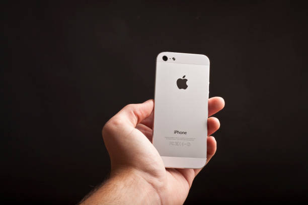 iphone 5 apple на черном фоне - iphone human hand iphone 5 smart phone стоковые фото и изображения