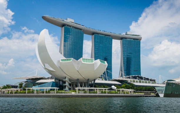 museo artscience y marina bay sands en singapur - artscience museum fotografías e imágenes de stock