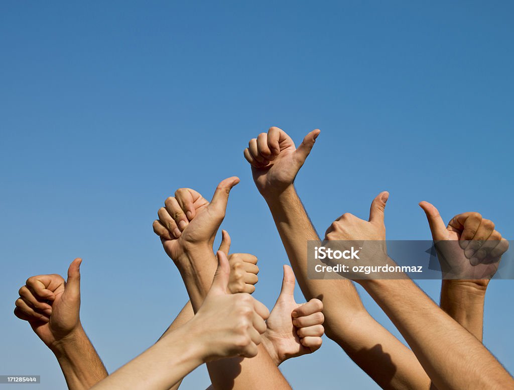 Grupo de mãos dando polegares para cima ao longo do céu azul - Royalty-free Acordo Foto de stock