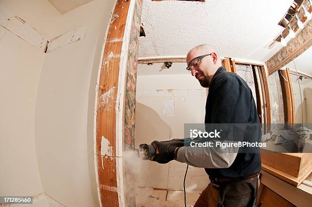 Cutting Baño Sheetrock Foto de stock y más banco de imágenes de Baño - Baño, Demoler, Ampliación de casa