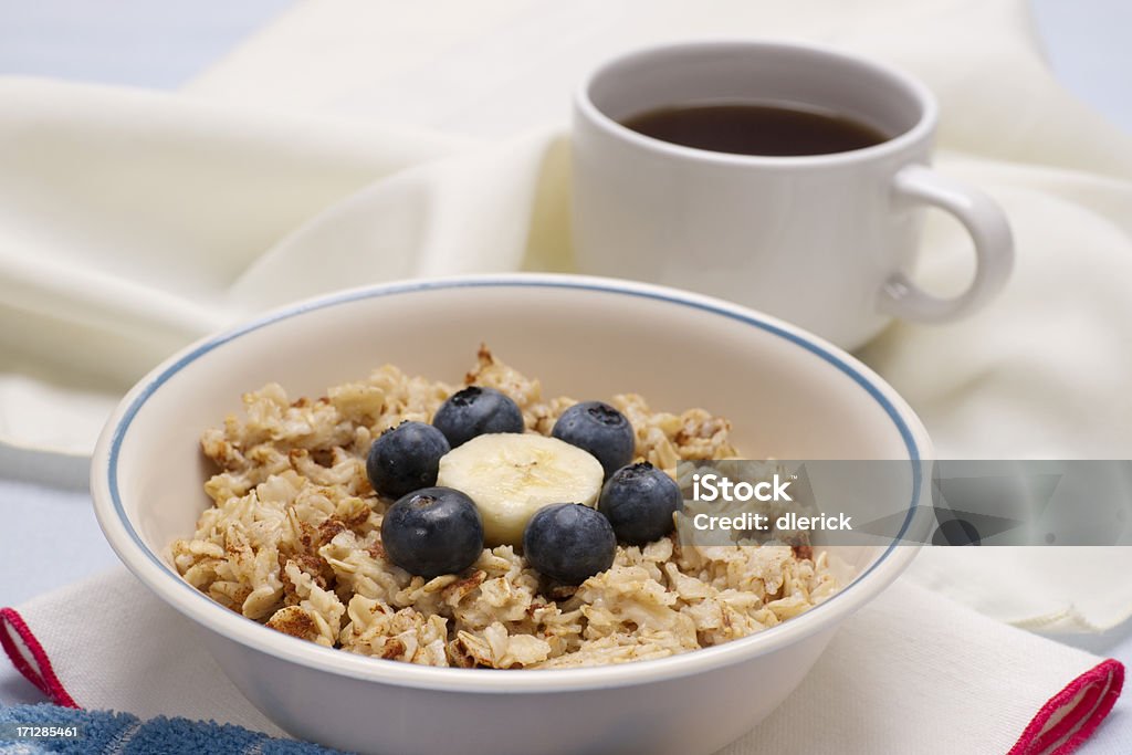 Warmes Frühstück-Haferflocken mit Heidelbeeren und eine Tasse Kaffee - Lizenzfrei Banane Stock-Foto