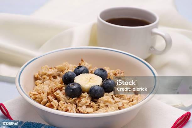 Warmes Frühstückhaferflocken Mit Heidelbeeren Und Eine Tasse Kaffee Stockfoto und mehr Bilder von Banane