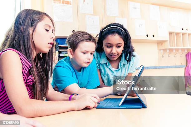Foto de Escola Crianças Usando Tablet Pc e mais fotos de stock de Aprender - Aprender, Criança de Escola, Educação