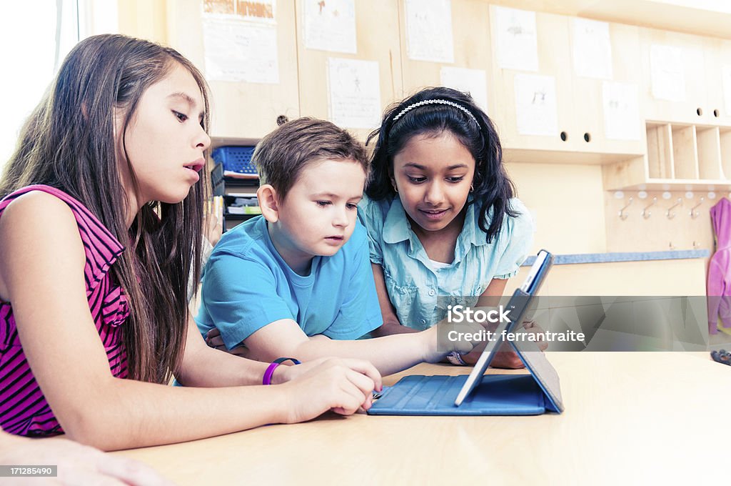 Школа дети, используя планшетный ПК - Стоковые фото Дети школьного возраста роялти-фри