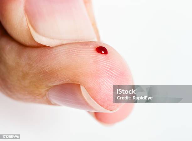 Closeup O Polegar De Dedo Squeezes Sangue Gota - Fotografias de stock e mais imagens de Sangue - Sangue, Gota - Líquido, Análise ao sangue