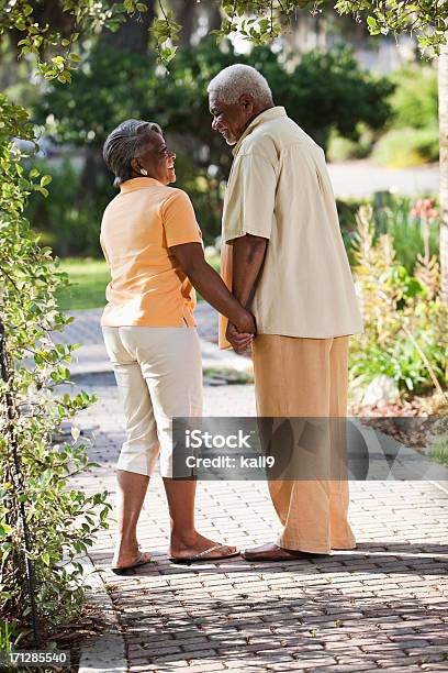 Photo libre de droit de Senior Couple Afroaméricain Tenant Les Mains banque d'images et plus d'images libres de droit de D'origine africaine - D'origine africaine, Afro-américain, Troisième âge