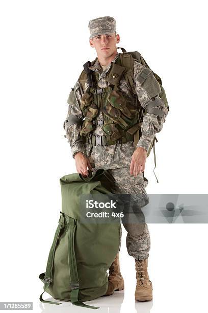 인물 사진 군용동물에는 남자 수하물 육군 병사에 대한 스톡 사진 및 기타 이미지 - 육군 병사, 전신, 20-29세