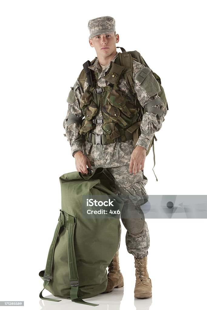 Retrato de um homem com bagagem militar - Foto de stock de Corpo inteiro royalty-free