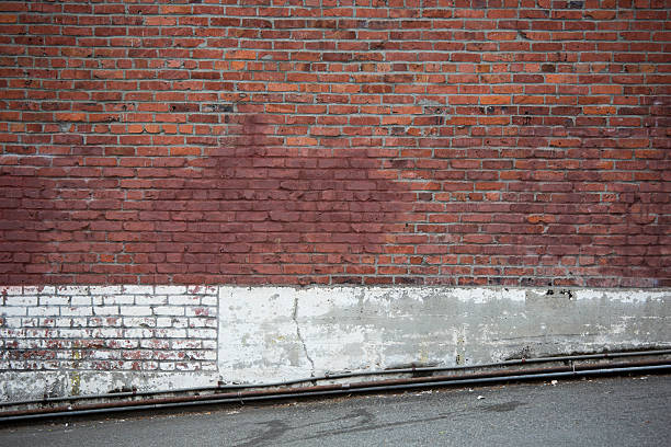 rough schmutzig brick wall als hintergrund oder kulisse - gasse stock-fotos und bilder