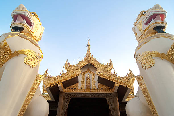 shwedagon pagoda entrada - burmese culture myanmar gold lion fotografías e imágenes de stock