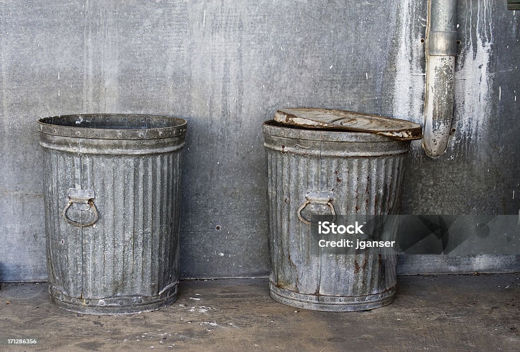 O Urban latas de lixo - Foto de stock de Lata-de-lixo royalty-free