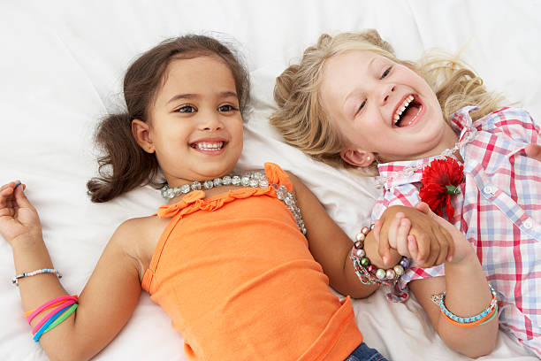 deux jeunes filles se déguiser ensemble dans la chambre à coucher - costume jewelry photos et images de collection