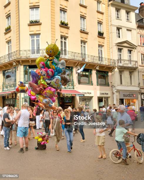 Foto de Rouen Vendedor De Balão e mais fotos de stock de Bicicleta - Bicicleta, Normandia, Adulto