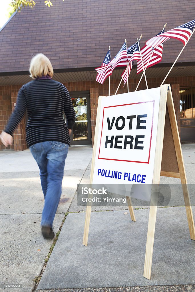 USA do głosowania głosowania w wyborach Lokal wyborczy Station - Zbiór zdjęć royalty-free (50-59 lat)