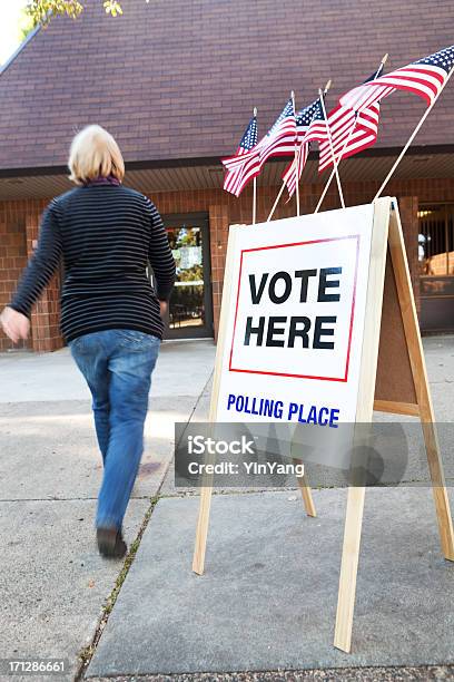Usa Do Głosowania Głosowania W Wyborach Lokal Wyborczy Station - zdjęcia stockowe i więcej obrazów 50-59 lat