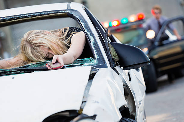 wypadek samochodowy - driving text messaging accident car zdjęcia i obrazy z banku zdjęć
