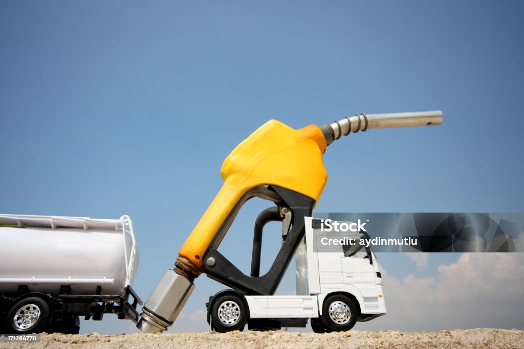 Navire-citerne camion sur la pompe à essence - Photo de Essence libre de droits