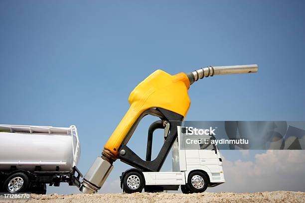 Camion Cisterna In Una Pompa Carburante - Fotografie stock e altre immagini di Benzina - Benzina, Gas, Affari