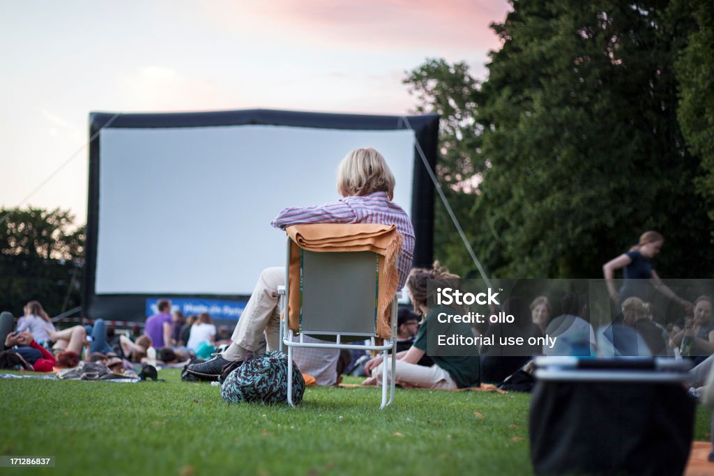 Espectadores al aire libre, sala de cine, Wiesbaden - Foto de stock de Aire libre libre de derechos