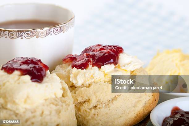 Englischem Cream Tea Stockfoto und mehr Bilder von Blätterteigbrötchen - Blätterteigbrötchen, Tee - Warmes Getränk, Backen